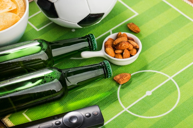 Foto guarda il calcio in diretta preparare birra e snack