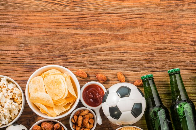 サッカーのライブを見てビールと軽食を準備する