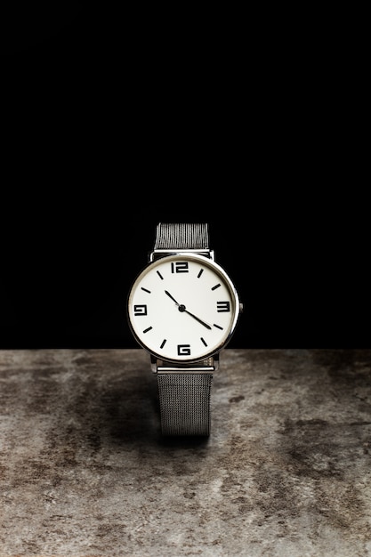Foto un orologio su uno sfondo di marmo