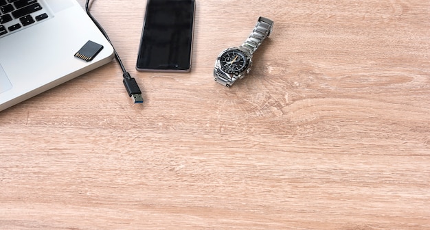 Часы, мобильный ноутбук на столе