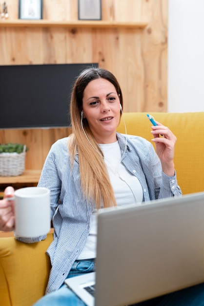 Guardare lezioni online, leggere blog su internet, imparare cose nuove, tenere lezioni, riunioni di classe virtuale, lavoro d'ufficio a distanza, idea di presentazione del computer