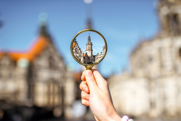 ドイツ、ドレスデンの古城のハウスマンシュトゥルム塔にある虫眼鏡を通して見る