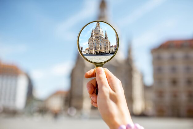 Наблюдение через увеличительное стекло на церкви Богоматери в Дрездене, Германия.