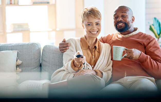 Guardare la tv a casa e la coppia rilassarsi insieme sul divano o nel soggiorno di casa per film o commedie online