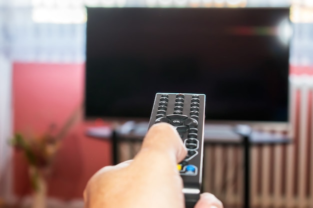 Guardare la tv e utilizzare il telecomando