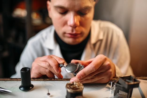 Primo piano dell'ingranaggio di vecchi orologi di riparazione dell'orologiaio