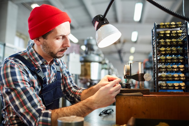 Orologiaio che lavora nello stabilimento