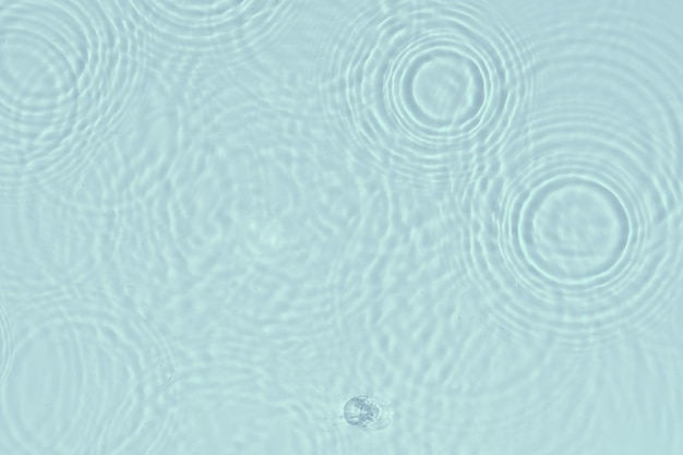 물 배경입니다. 푸른 물 질감, 고리와 잔물결이 있는 푸른 민트 물 표면. 스파 개념 배경입니다. 평평한 위치, 위쪽 보기, 복사 공간, 복사 공간, 텍스트 위치.