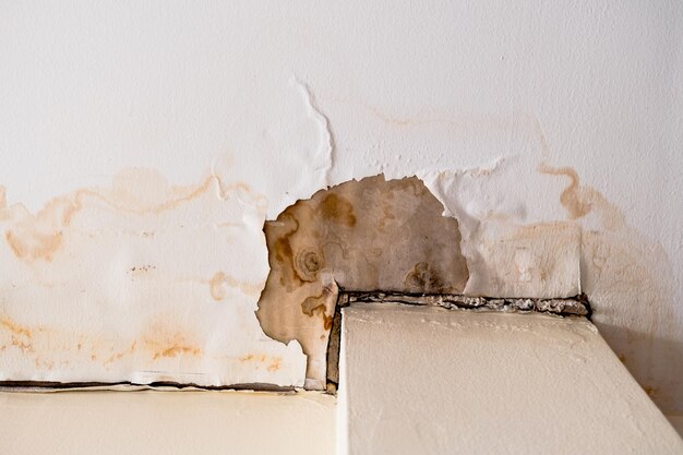 Water beschadigd plafond dak bruine vlek kantoorgebouw