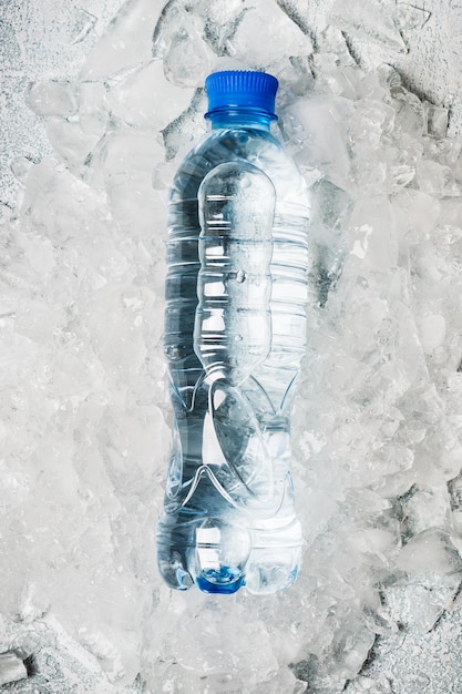 얼음 건강 해독 개념의 배경에 있는 병에 든 물