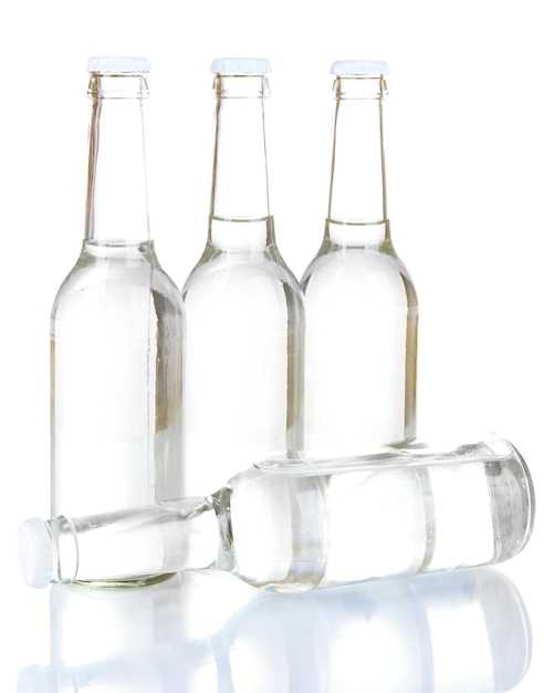 Бутылки с водой, изолированные на белом фоне