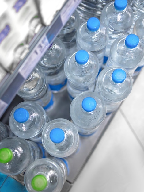 бутылки с водой в магазине