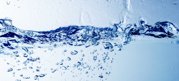 Acqua e bolle sui precedenti dell'acqua blu