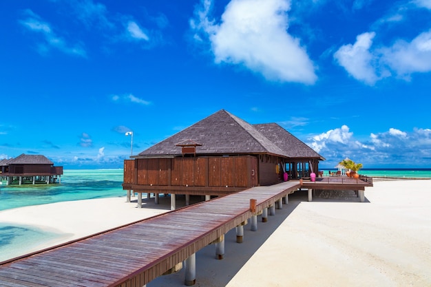 몰디브의 열대 섬에있는 워터 방갈로