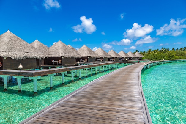 Bungalow sull'acqua all'isola tropicale delle maldive