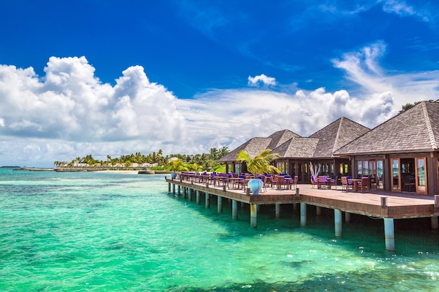 Bungalow sull'acqua all'isola tropicale delle maldive