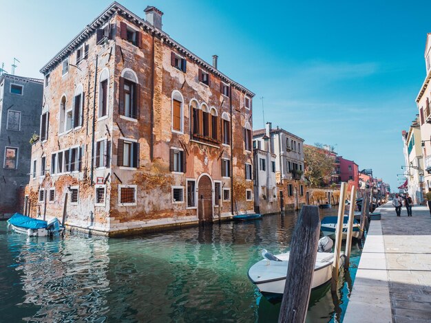 Водный канал в городе Венеция в Италии