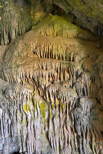 시에라 데 바자 그라나다의 물 동굴