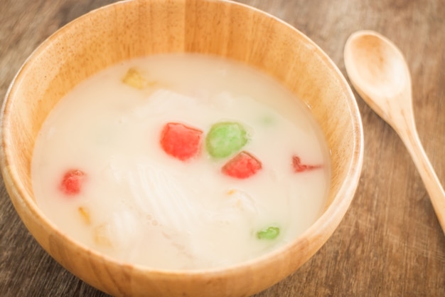 Water chestnut coated with tapioca starch in coconut cream