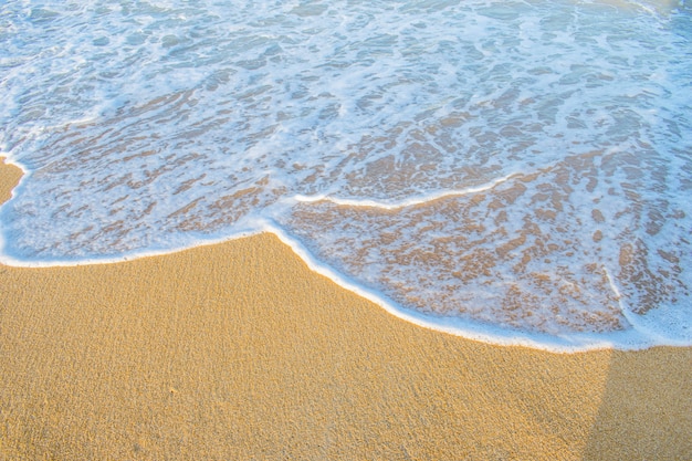 Acqua sulla sabbia della spiaggia costiera.