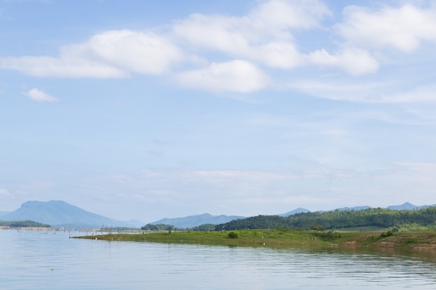 Вода в плотине