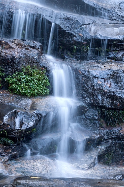 Water dat bij een prachtige waterval stroomt