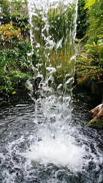 Foto water dat in de rivier valt.