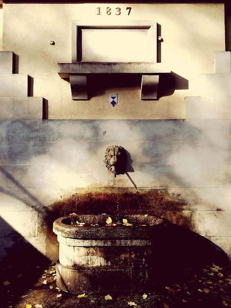 Foto water dat in een bekken in een park stroomt