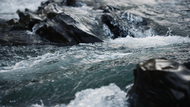 Water dat over rotsen loopt