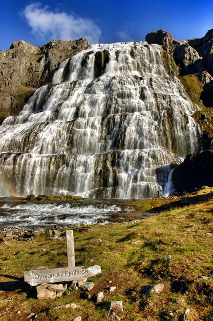 Foto water dat van de klif valt.