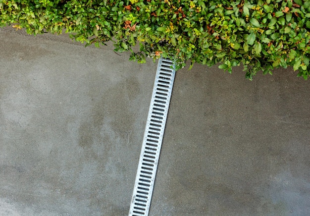 Foto griglia di drenaggio dell'acqua nel giardino durante la creazione della screed prima di posare il pavimento