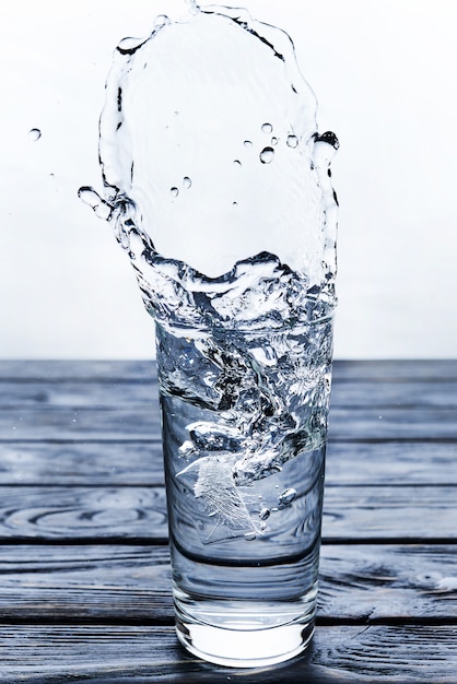 Foto acqua da bere versata in un bicchiere