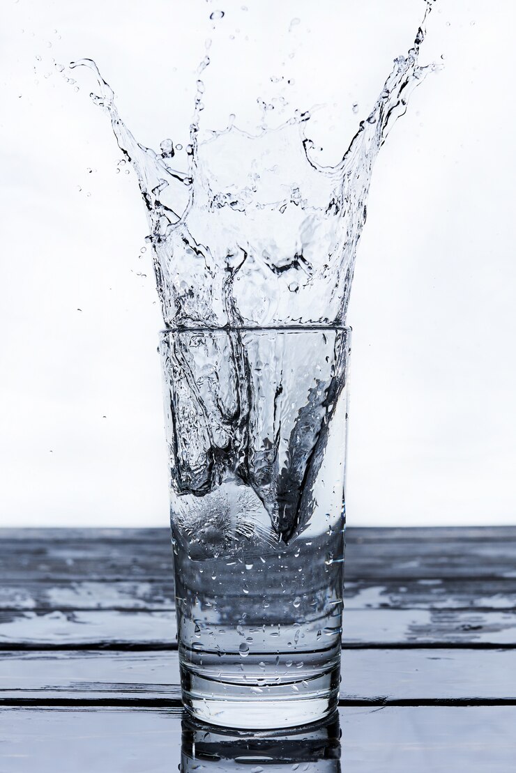 फोटो water to drink poured into a glass 