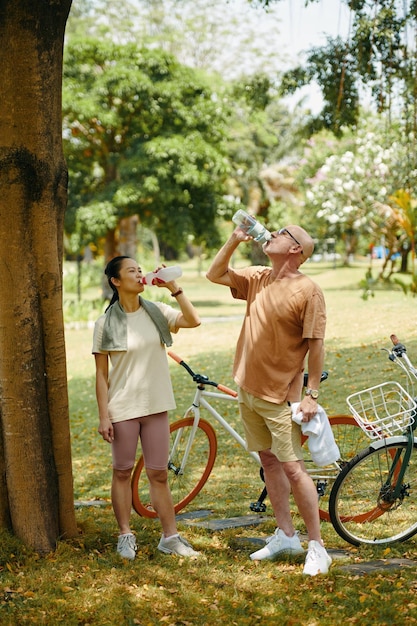 Water drinken na een fietstocht