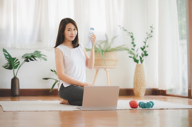 Foto water drinken tijdens het sporten thuis