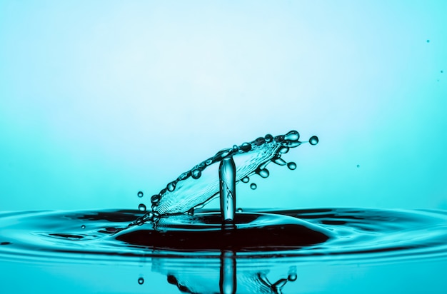 Foto water drop botsingen macro op blauw