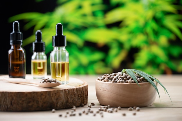 Капля масла CBD на кончике капельницы Узаконенная концепция каннабиса для медицины