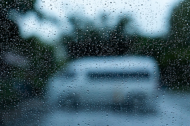 Капля воды на стекле.