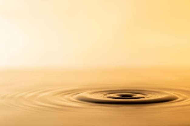 물방울 원형 파도가 있는 투명한 물방울 약간 흐릿한 황금색 노란색 물방울이 자연 물방울 개념을 배경으로 사용합니다.
