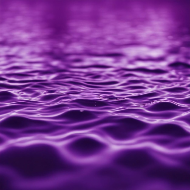 Капля воды на водном полу с круглой волной на среднем фиолетовом фоне