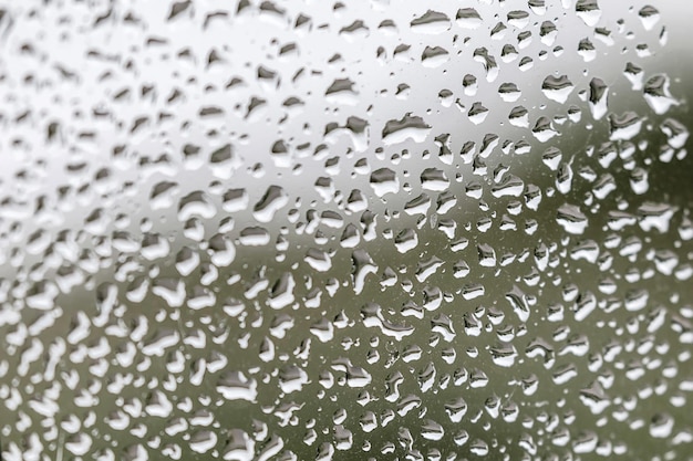 ガラス上の水滴、ガラスの背景上の雨滴