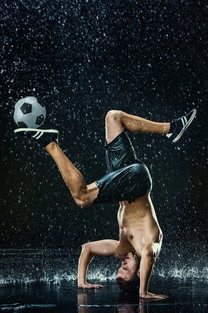 Foto gocce d'acqua intorno al giocatore di calcio