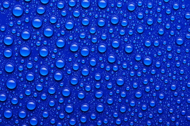 Gocce d'acqua su sfondo blu