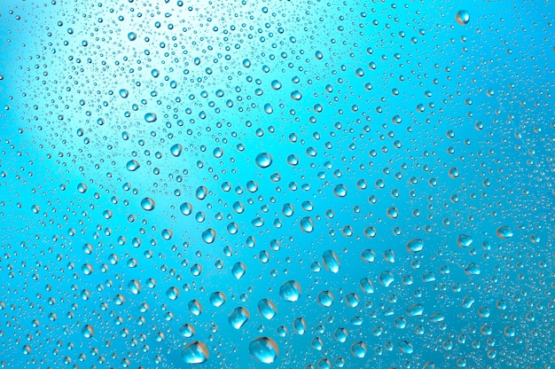 Gocce d'acqua su una superficie blu