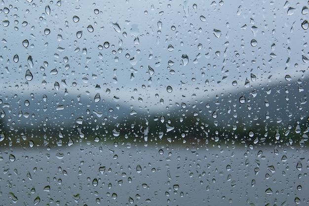 Gocce d'acqua sul vetro dell'auto gocce di pioggia sul finestrino trasparente