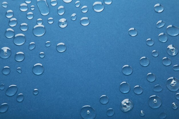Foto gocce d'acqua su sfondo blu scuro spazio per il testo