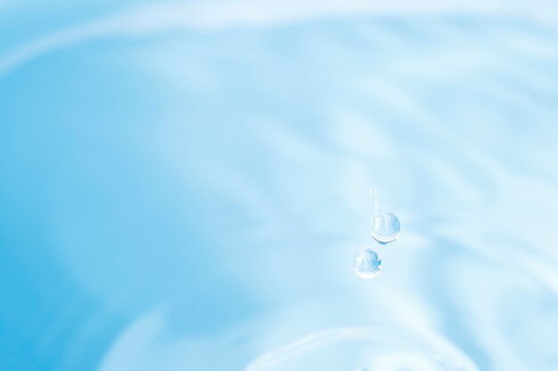 Photo water drops falling from high places.
