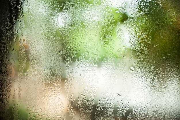 ガラスの背景のボケ自然に水滴。