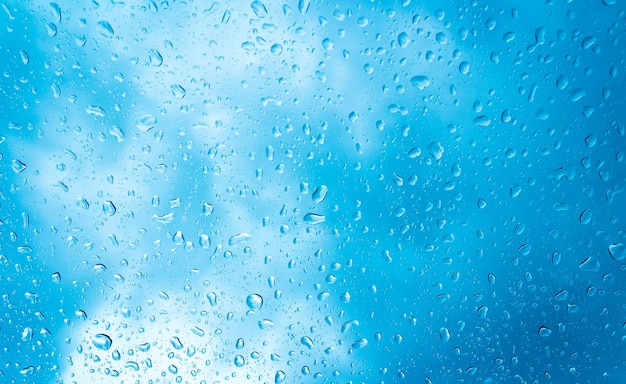 ガラスの雨滴に水滴