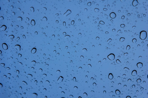 Foto gocce d'acqua su vetro che piove giorno